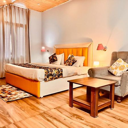 Hadimba Hill View By Hadimba Palace, Manali - Premium Room ! Family Hotel ! Parking ! Near Hadimba Temple מראה חיצוני תמונה