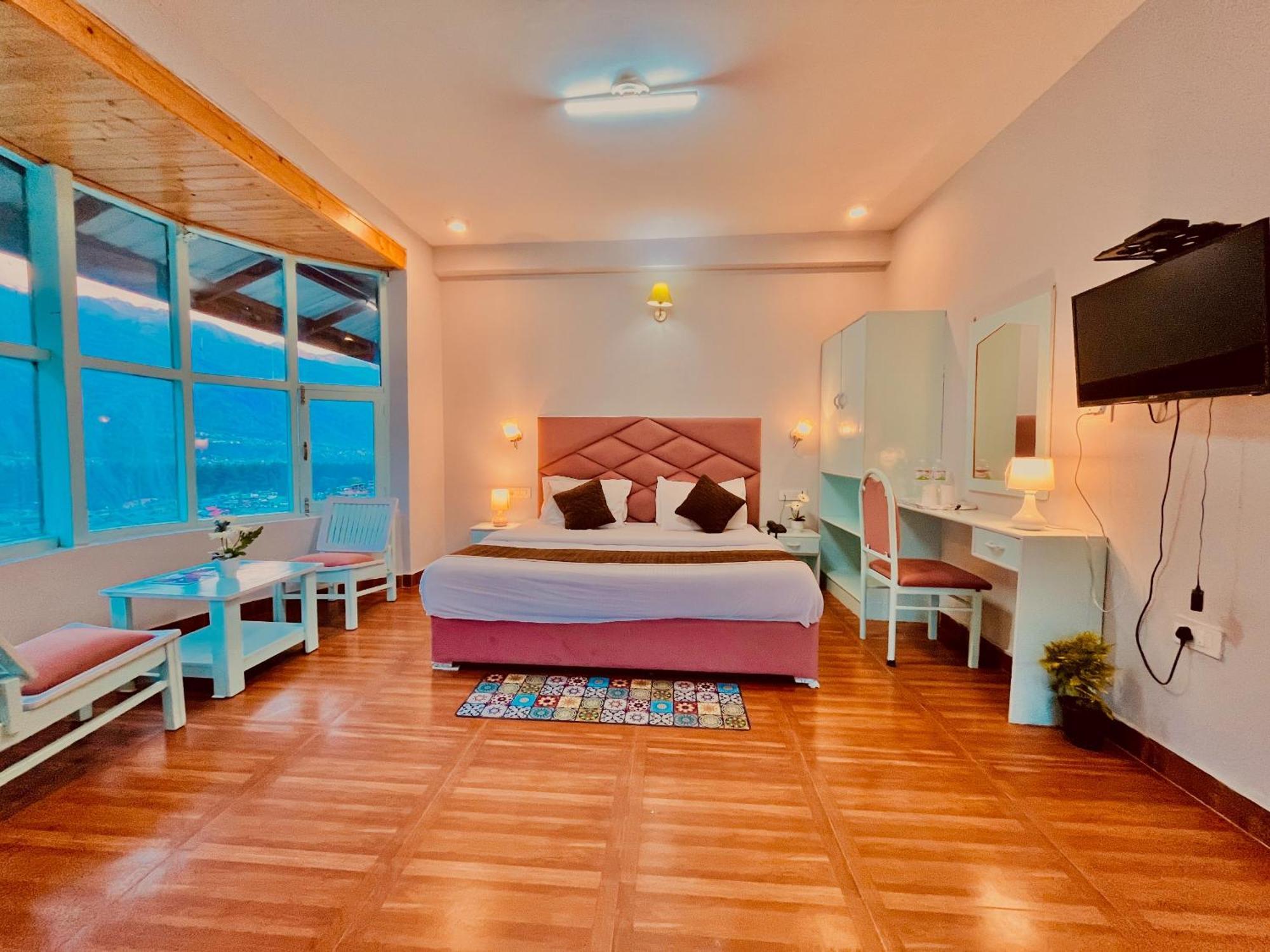 Hadimba Hill View By Hadimba Palace, Manali - Premium Room ! Family Hotel ! Parking ! Near Hadimba Temple מראה חיצוני תמונה