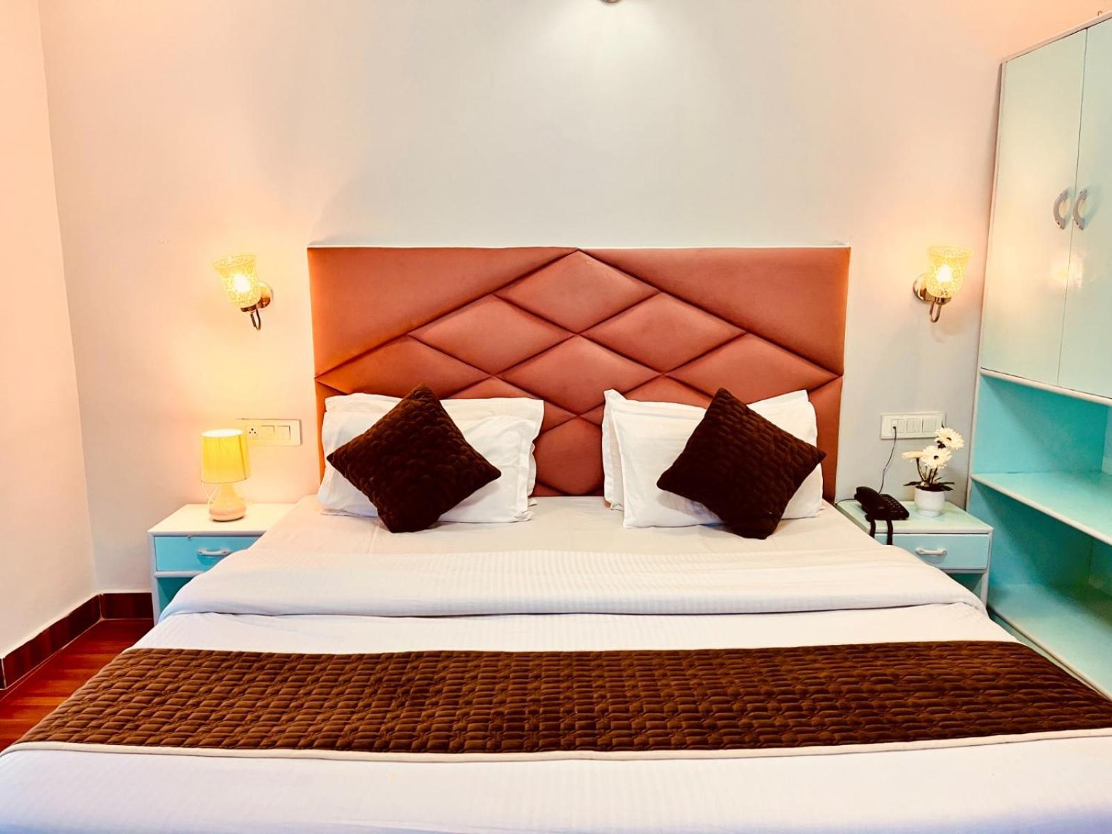 Hadimba Hill View By Hadimba Palace, Manali - Premium Room ! Family Hotel ! Parking ! Near Hadimba Temple מראה חיצוני תמונה