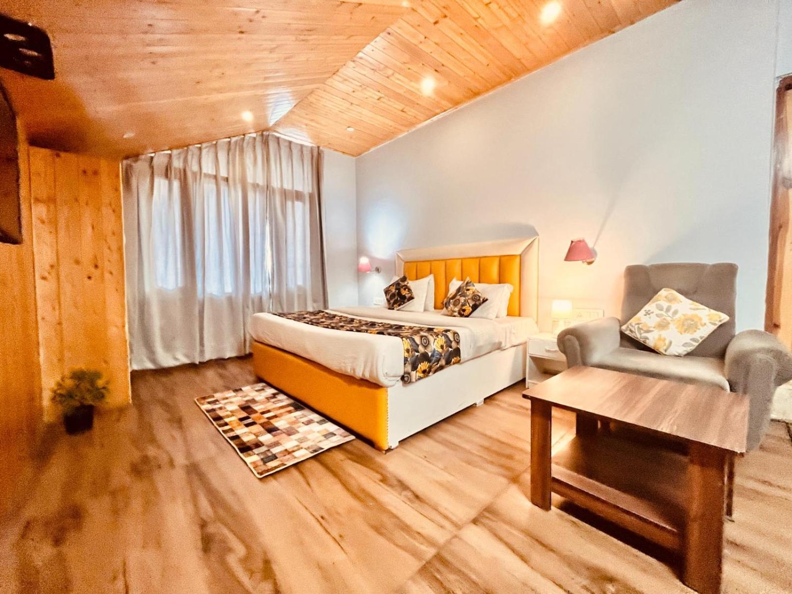 Hadimba Hill View By Hadimba Palace, Manali - Premium Room ! Family Hotel ! Parking ! Near Hadimba Temple מראה חיצוני תמונה