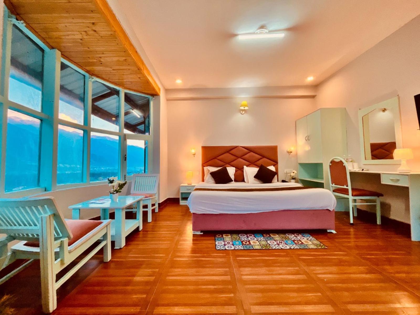Hadimba Hill View By Hadimba Palace, Manali - Premium Room ! Family Hotel ! Parking ! Near Hadimba Temple מראה חיצוני תמונה