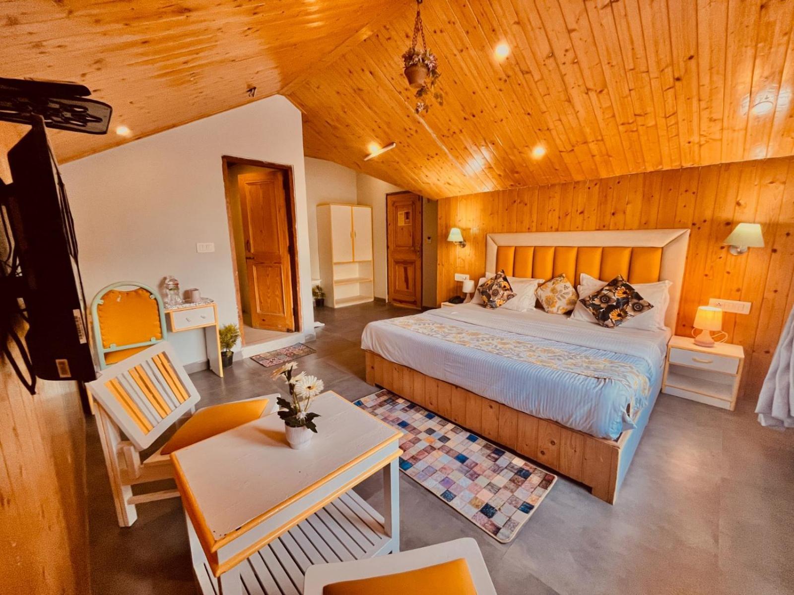 Hadimba Hill View By Hadimba Palace, Manali - Premium Room ! Family Hotel ! Parking ! Near Hadimba Temple מראה חיצוני תמונה