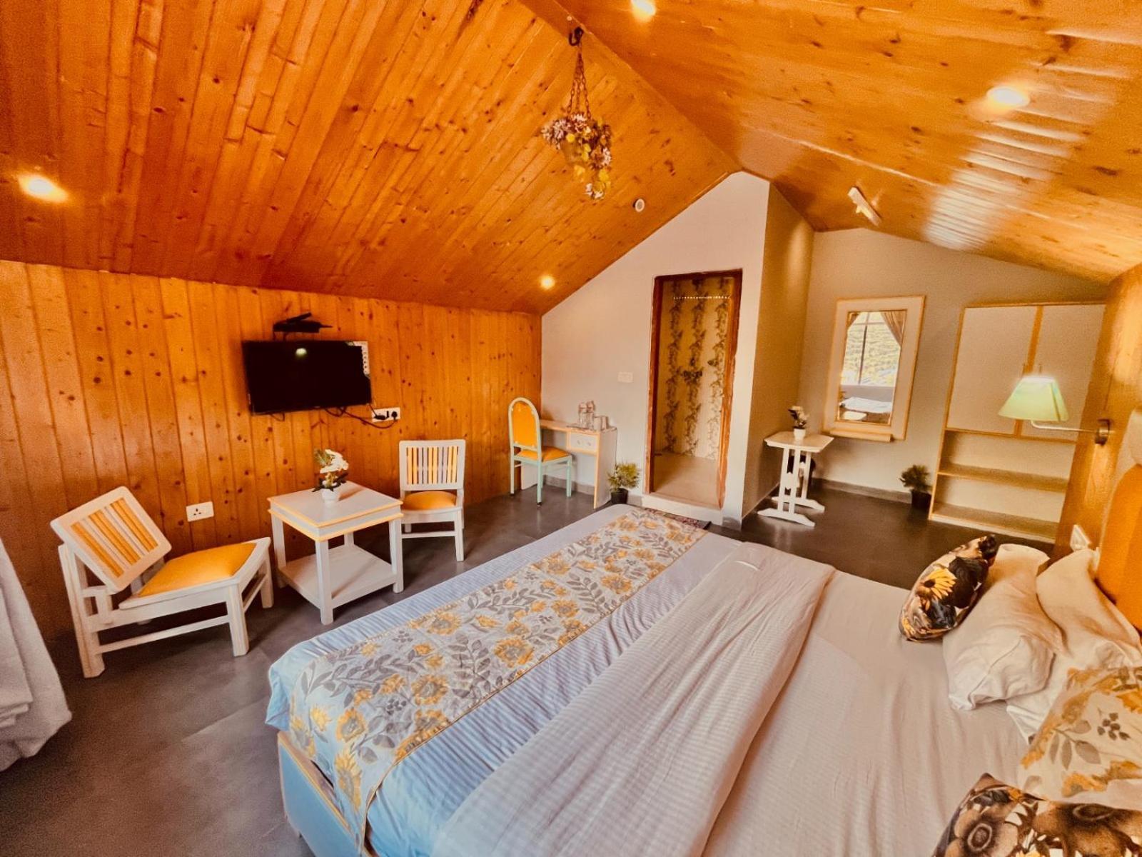 Hadimba Hill View By Hadimba Palace, Manali - Premium Room ! Family Hotel ! Parking ! Near Hadimba Temple מראה חיצוני תמונה