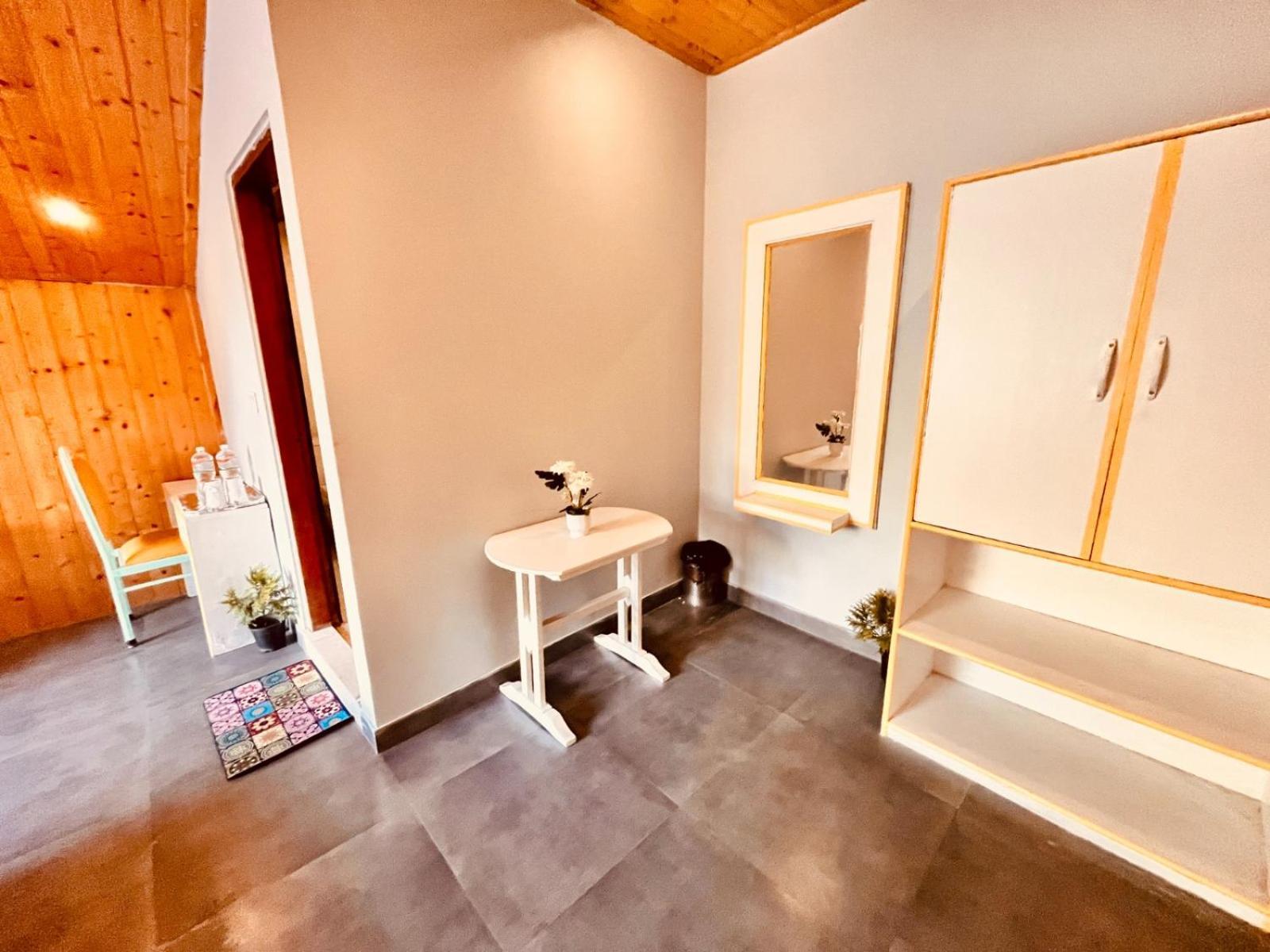Hadimba Hill View By Hadimba Palace, Manali - Premium Room ! Family Hotel ! Parking ! Near Hadimba Temple מראה חיצוני תמונה