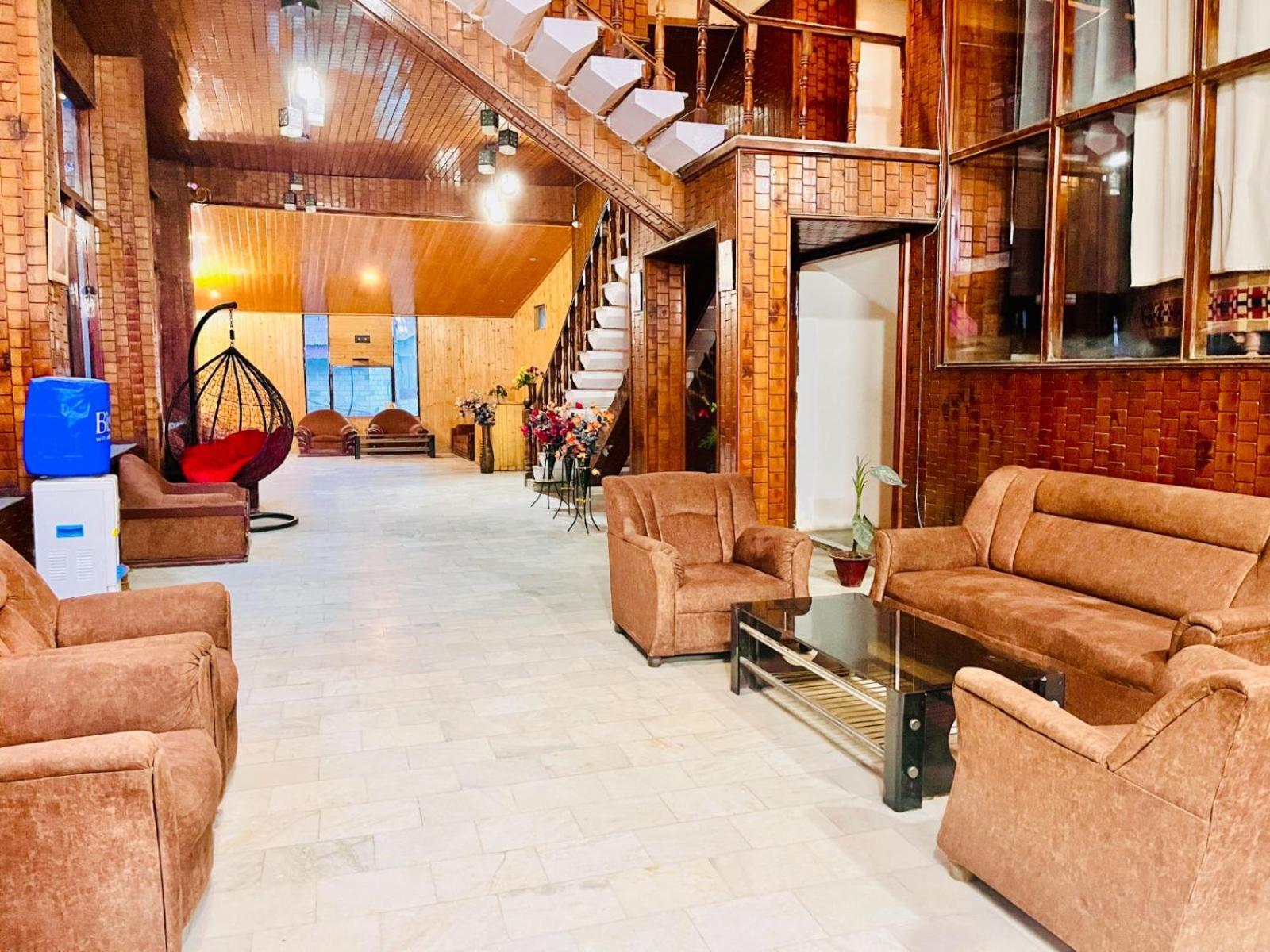 Hadimba Hill View By Hadimba Palace, Manali - Premium Room ! Family Hotel ! Parking ! Near Hadimba Temple מראה חיצוני תמונה
