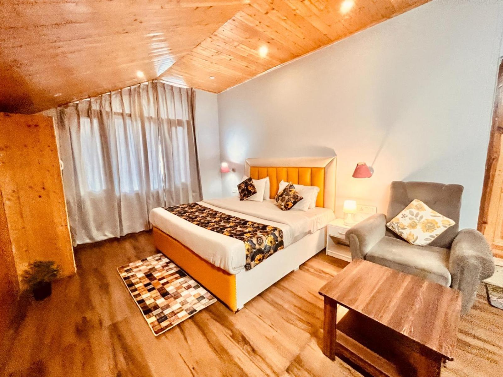 Hadimba Hill View By Hadimba Palace, Manali - Premium Room ! Family Hotel ! Parking ! Near Hadimba Temple מראה חיצוני תמונה