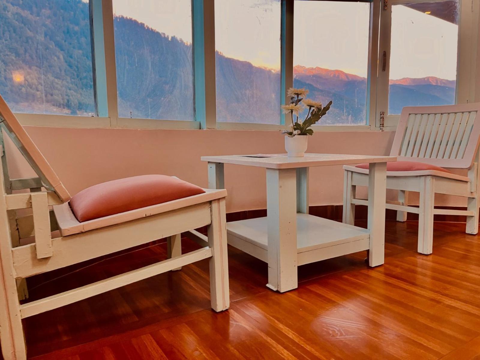 Hadimba Hill View By Hadimba Palace, Manali - Premium Room ! Family Hotel ! Parking ! Near Hadimba Temple מראה חיצוני תמונה