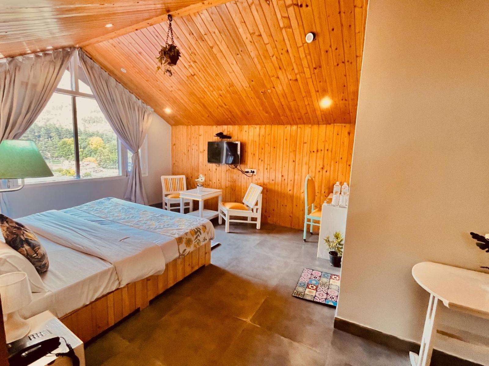 Hadimba Hill View By Hadimba Palace, Manali - Premium Room ! Family Hotel ! Parking ! Near Hadimba Temple מראה חיצוני תמונה