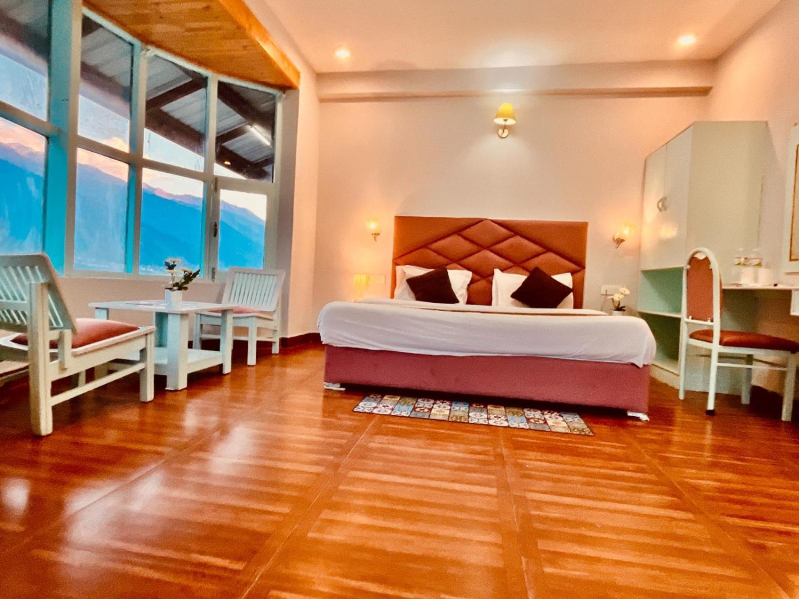 Hadimba Hill View By Hadimba Palace, Manali - Premium Room ! Family Hotel ! Parking ! Near Hadimba Temple מראה חיצוני תמונה