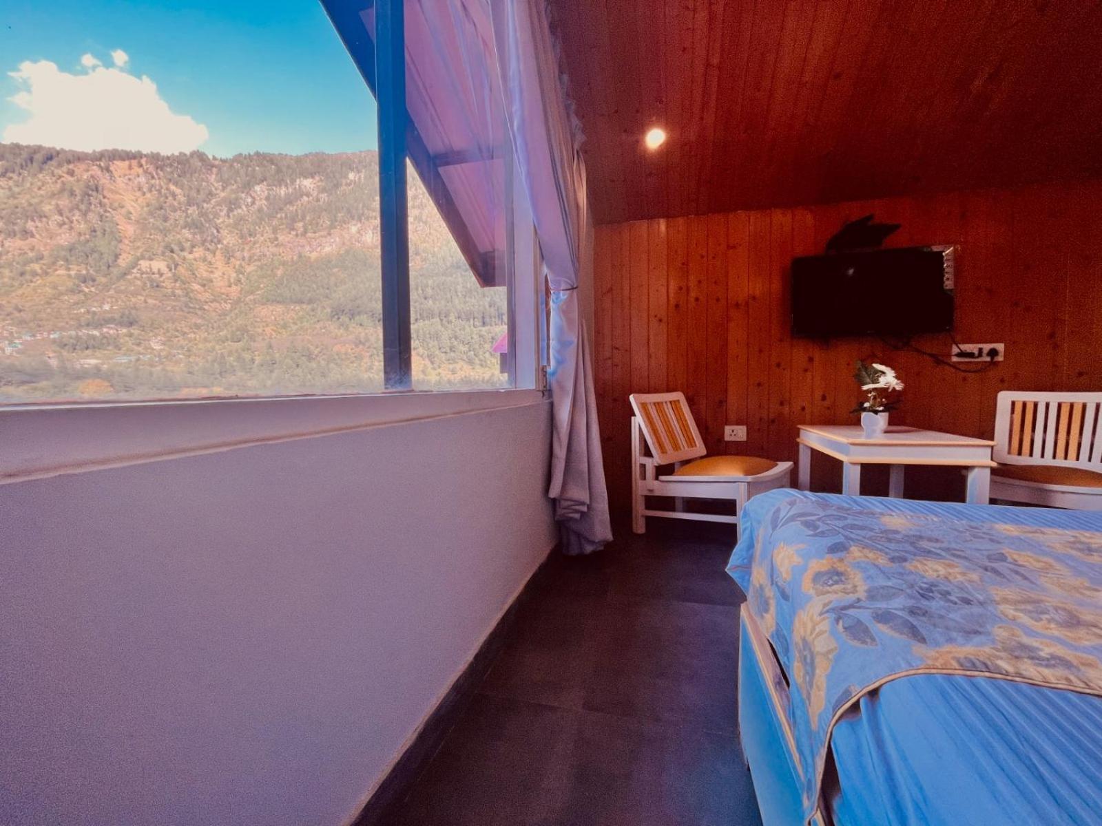 Hadimba Hill View By Hadimba Palace, Manali - Premium Room ! Family Hotel ! Parking ! Near Hadimba Temple מראה חיצוני תמונה