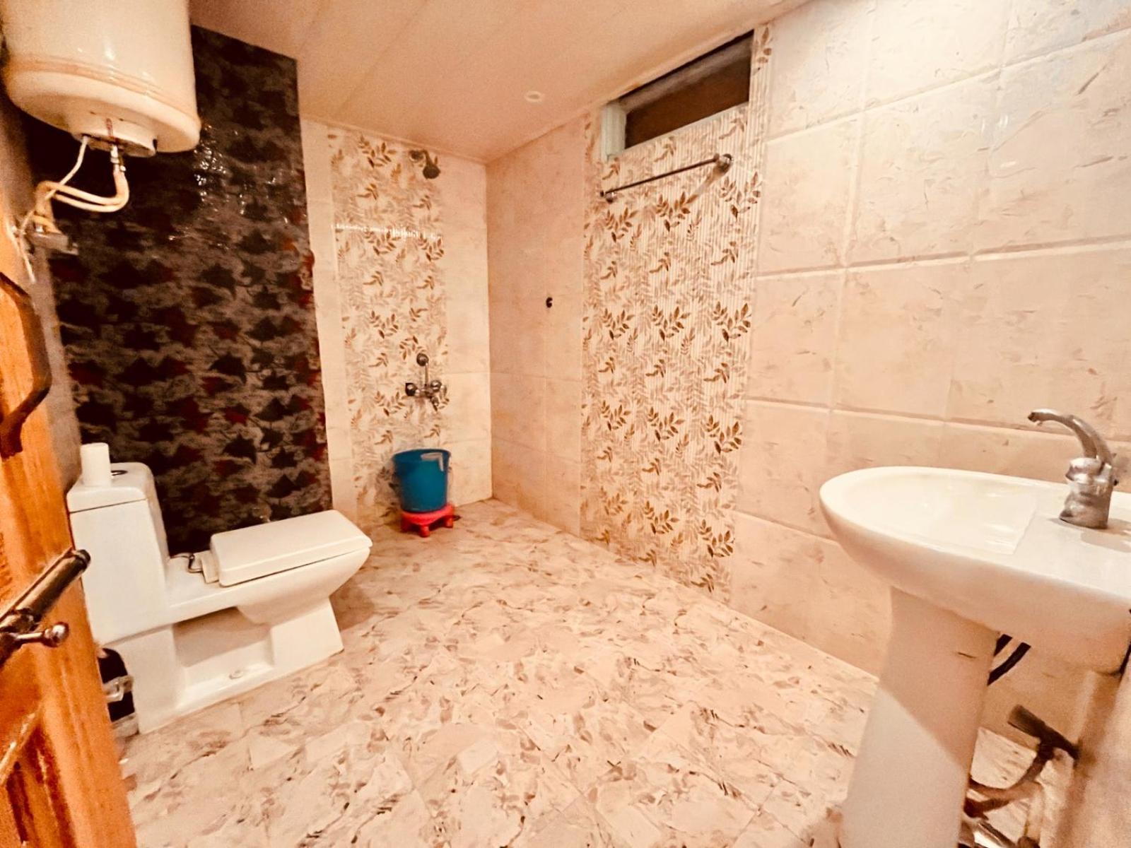 Hadimba Hill View By Hadimba Palace, Manali - Premium Room ! Family Hotel ! Parking ! Near Hadimba Temple מראה חיצוני תמונה
