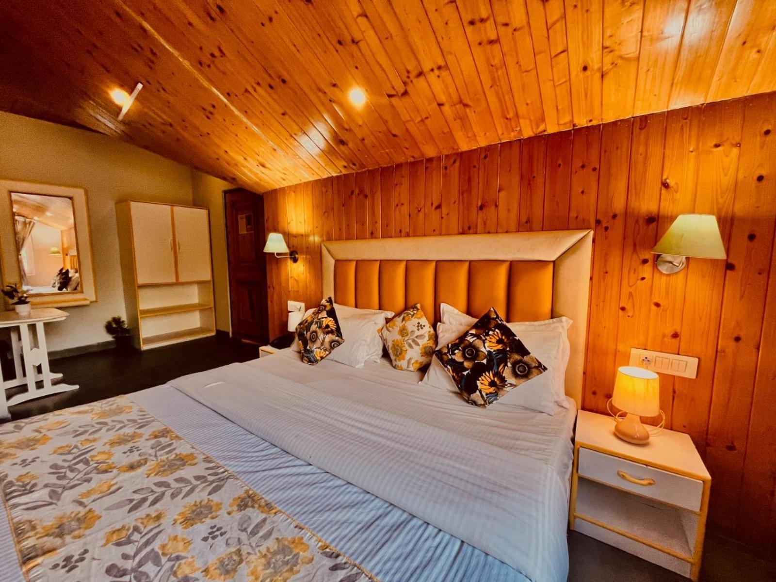 Hadimba Hill View By Hadimba Palace, Manali - Premium Room ! Family Hotel ! Parking ! Near Hadimba Temple מראה חיצוני תמונה