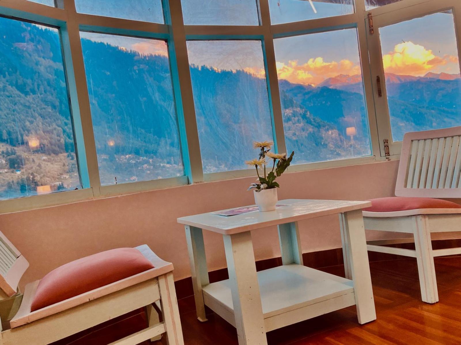 Hadimba Hill View By Hadimba Palace, Manali - Premium Room ! Family Hotel ! Parking ! Near Hadimba Temple מראה חיצוני תמונה