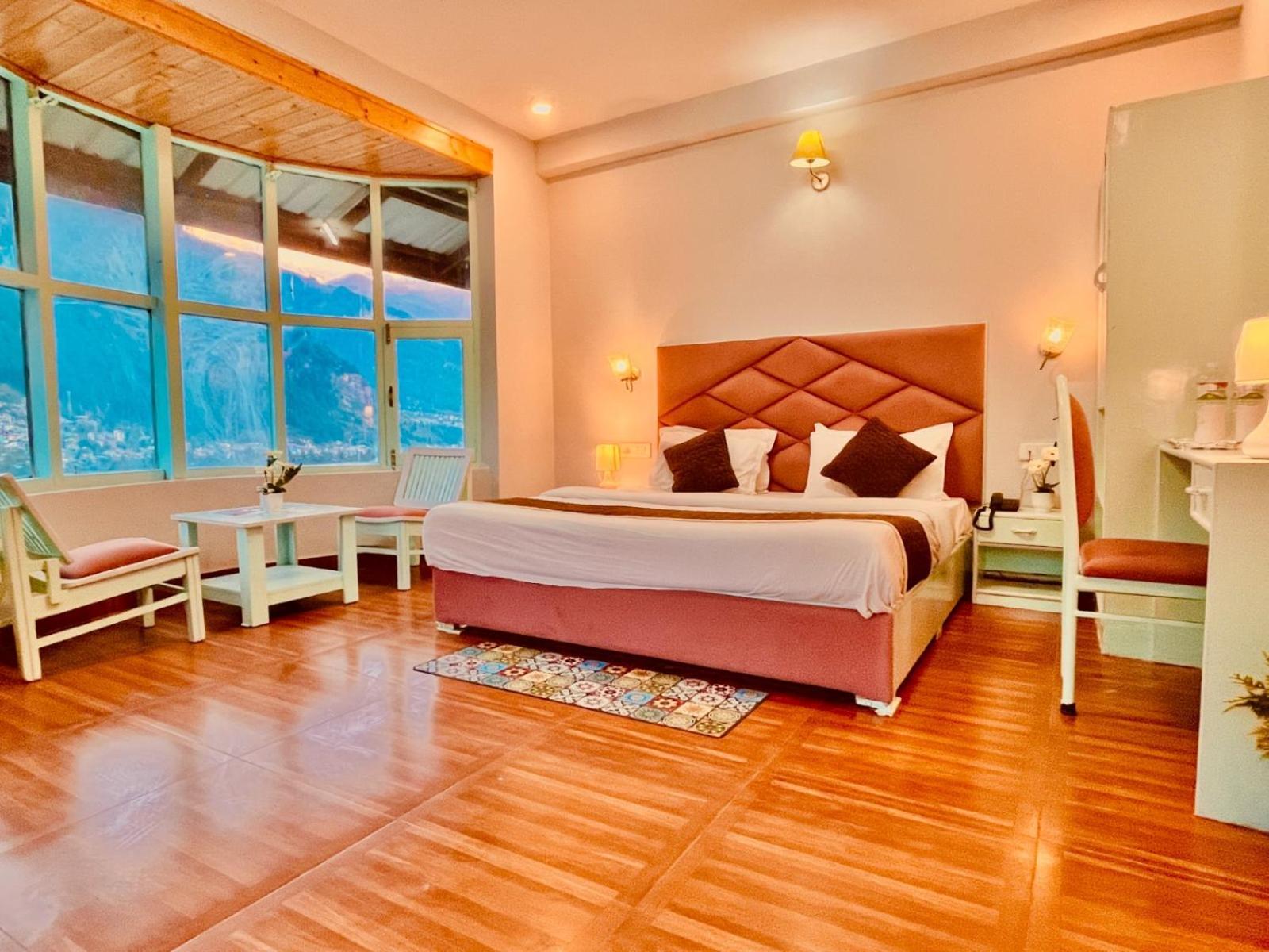 Hadimba Hill View By Hadimba Palace, Manali - Premium Room ! Family Hotel ! Parking ! Near Hadimba Temple מראה חיצוני תמונה